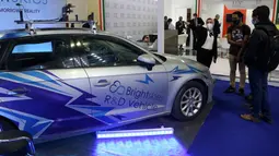 Orang-orang mengunjungi Forum dan Pameran Logistik dan Transportasi Pintar untuk Timur Tengah dan Afrika di Kairo, Mesir, 23 November 2020. Mitra-mitra China dan Mesir di industri otomotif memamerkan produk-produk mereka dalam ajang ini. (Xinhua/Mohamed Asad)
