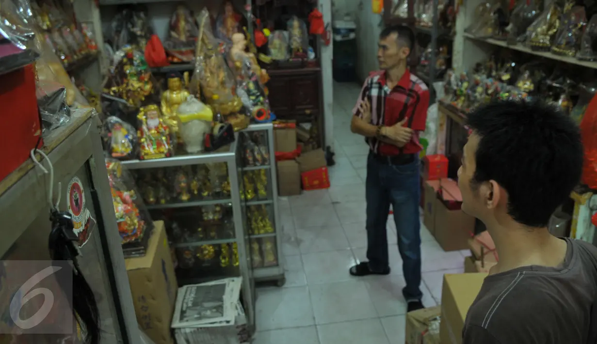Toko di kawasan Glodok yang menjual patung - patung Dewa, Jakarta Barat, Kamis, (21/01). Harga - harga patung bervariatif tergantung dengan ukuran. (Liputan6.com/Faisal R Syam)
