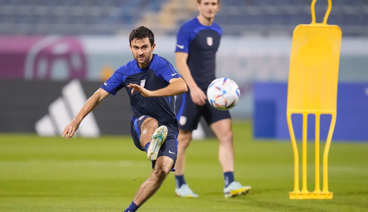 Luca de la Torre (kiri) mengikuti sesi latihan resmi di Stadion Al-Gharafa SC, Doha, Senin (28/11/2022).  De la Torre merupakan gelandang timnas AS yang telah tampil delapan kali dalam 12 pertandingan internasional AS di tahun 2022. (AP Photo/Ashley Landis)