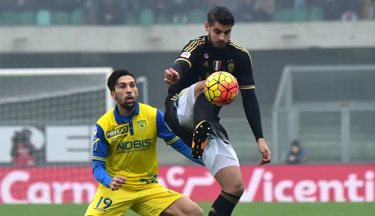 Aksi Alvaro Morata di depan pemain Chievo dalam lanjutan Serie A Italia di Stadion Marc'Antonio Bentegodi, Minggu (31/1/2016). (AFP/Giuseppe Cacace)