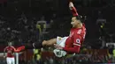 Zlatan Ibrahimovic. Striker Swedia berusia 40 tahun ini hanya mengenakan nomor punggung 9 di Manchester United hanya selama 1 musim di awal kedatangannya pada 2016/2017. Pada musim berikutnya ia beralih mengenakan noor punggung 10 usai kedatangan Romelu Lukaku yang dianugerahi nomor punggung 9. (AFP/Oli Scarff)