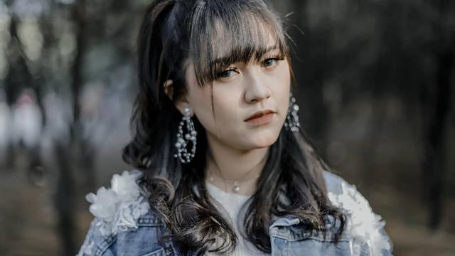 FOTO: Gaya Pedangdut Happy Asmara Saat Pakai Denim, Memesona