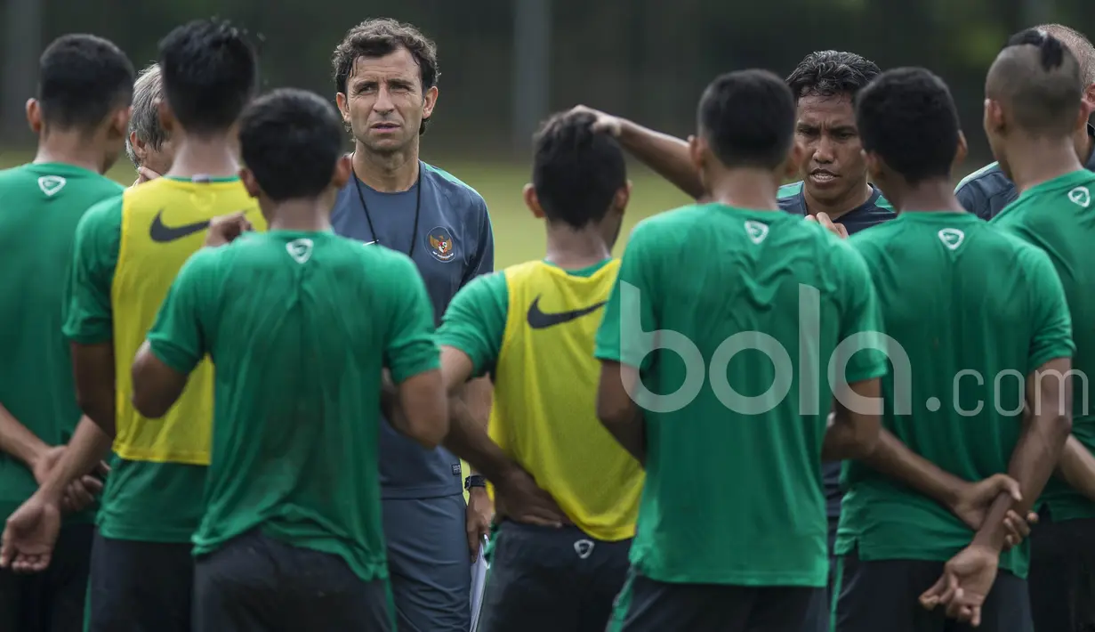 Pelatih Timnas Indonesia, Luis Milla, memberikan pengarahan saat memimpin seleksi Timnas Indonesia U-22 di Lapangan SPH Karawaci, Banten, Rabu (8/3/2017). (Bola.com/Vitalis Yogi Trisna)
