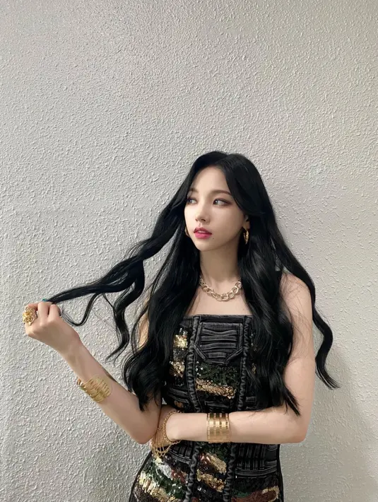 Lahir pada 11 April 2000, Karina punya pesona wajah yang berkarakter. Ia punya muka yang mungil, disertai garis wajah yang cukup tajam. (Istimewa)