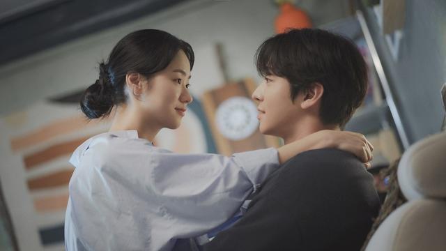 Jeon Yeo Been dan Ahn Hyo Seop dalam serial A Time Called You. (Foto: Lim Hyo Sun/Netflix)