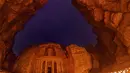 Komunitas fotografer drone asal Rusia, AirPano saat mengambil gambar Kota Petra yang dibangun pada abad ke-3 SM oleh Nabataeans, yang diukir istana, makam dan kuil-kuil dari tebing batu pasir. Petra merupakan 7 keajaiban dunia yang ada. (Dailymail)