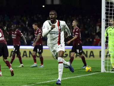 Pemain AC Milan Fikayo Tomori melakukan selebrasi usai mencetak gol ke gawang Salernitana pada pertandingan sepak bola Serie A Liga Italia di Stadion Arechi, Salerno, Italia, Jumat (23/12/2023). (Alessandro Garofalo/LaPresse via AP)