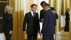 Pemain PSG, Kylian Mbappe (kanan) berbincang dengan Presiden Prancis, Emmanuel Macron (tengah) dan Emir Qatar, Sheikh Tamin bin Hamad Al-Thani (kedua kanan) saat diundang menjadi salah satu tamu di Istana Elysee, Prancis, Selasa (27/2) malam waktu setempat. (AFP/Pool/Yoan Valat)