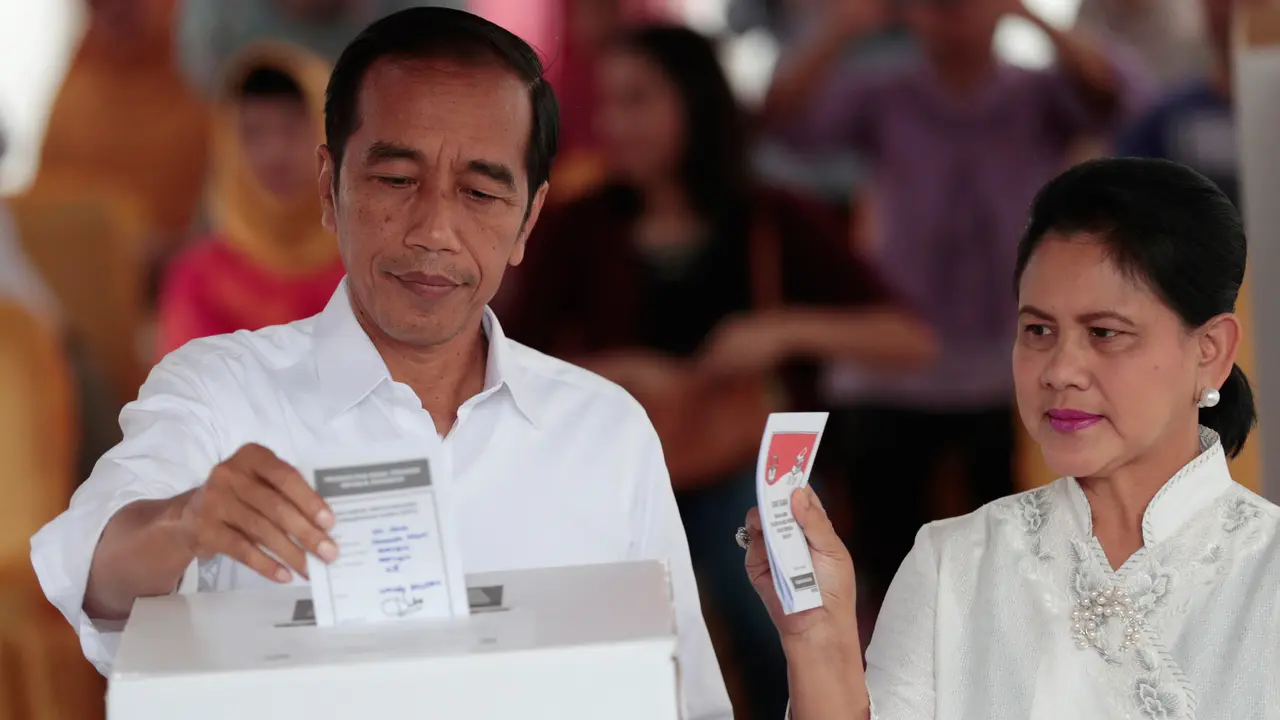 Jokowi Nyoblos di TPS 008