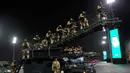 Para anggota pasukan khusus Saudi melakukan pertunjukan selama parade militer dalam persiapan pengamanan ibadah haji, di Mekah, Arab Saudi, Kamis 21 Mei 2026. (AP Photo/Altaf Qadri)
