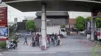 Seorang pria paruh baya nekat melemparkan korek api saat petugas sedang mengisi bensin kendaraan motor. Foto (tangkapan layar)