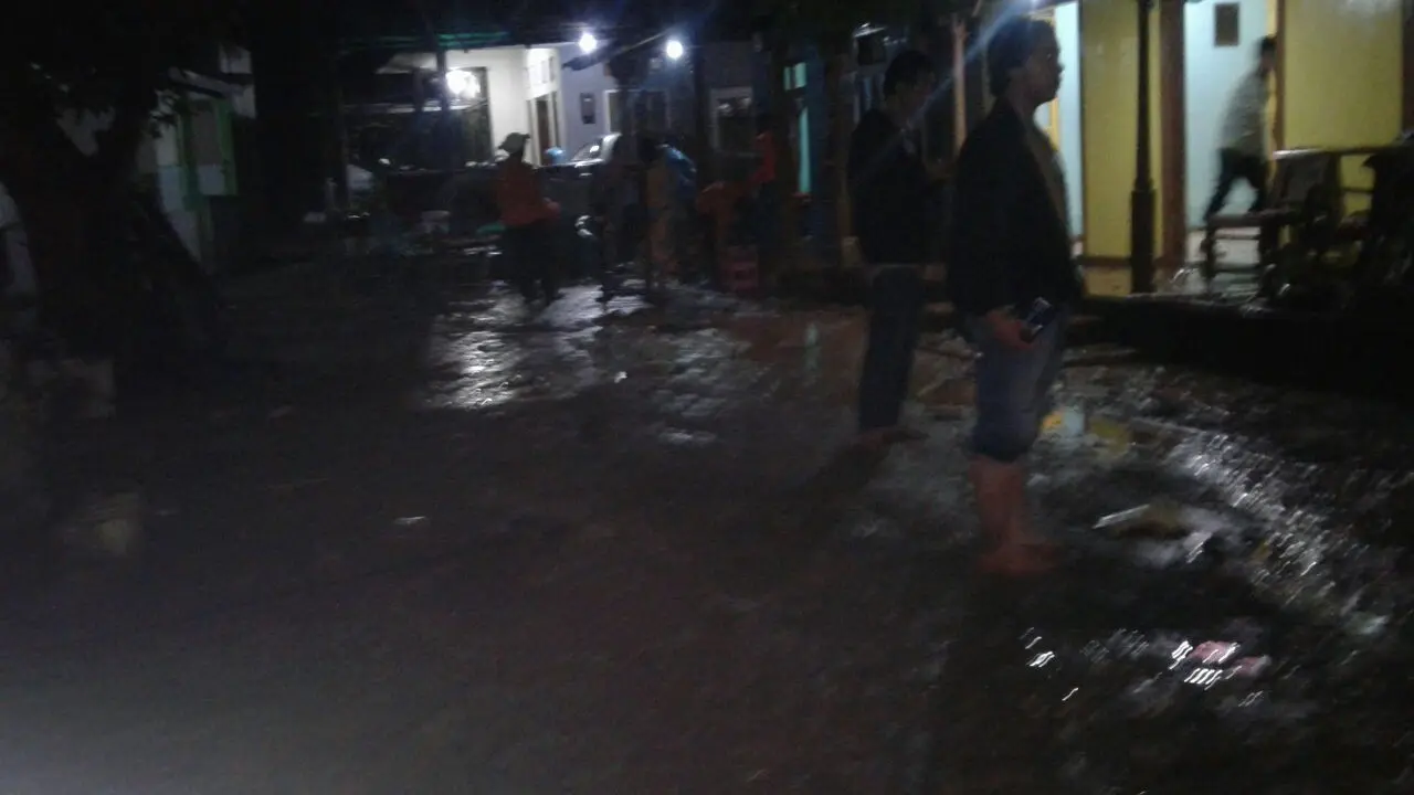 Tanggul Jebol, Banjir Bandang Menerjang Mangkang