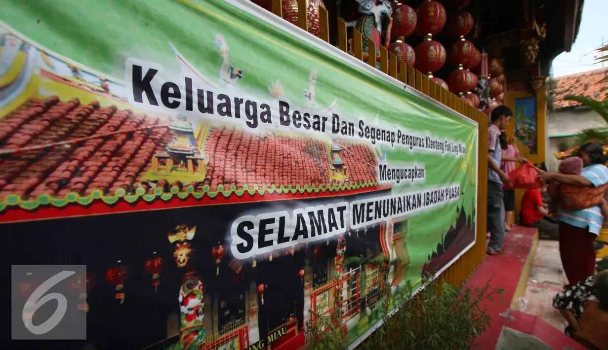 Seorang warga menerima sembako yang dibagikan oleh warga keturunan Tionghoa di Klenteng Fuk Ling Miau, Yogyakarta, Jumat (1/7). Pembagian sembako dilakukan sebagai bentuk kepedulian terhadap sesama di bulan ramadan. (Liputan6.com/Boy Harjanto)