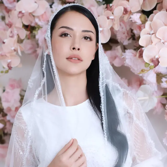 6 Potret Estelle Linden Pakai Kerudung Ini Bikin Pangling