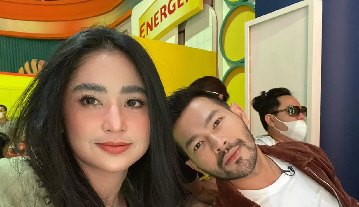 Potret Kedekatan Dewi Perssik dan Rian Ibram (Sumber: Instagram/rianibram)