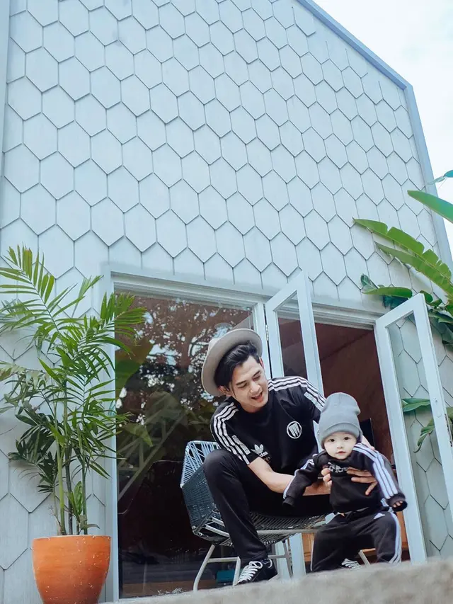 6 Potret Hangat Miqdad Addausy Momong Anak, Disebut Hot Daddy