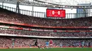 Kiper Arsenal, David Raya berusaha membuang bola pada laga lanjutan Liga Inggris 2023/2024 melawan Manchester City di Emirates Stadium, London, Inggris, 8 Oktober 2023. (AFP/Adrian Dennis)
