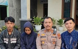 Kapolsek Tlogowungu mempertemukan Davin dan Naila bersama Muhammad Musalim. (Liputan6.com/Arief Pramono)