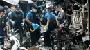 Petugas unit forensik Thailand mengecek sebuah pasar setelah terjadi bom motor di Provinsi Yala, Thailand bagian selatan (22/1). Sedikitnya tiga orang tewas dan 18 orang lainnya luka-luka akibat ledakan tesebut. (AFP Photo/Tuwaedaniya Meringing)