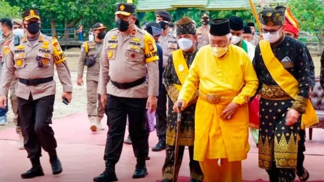 Sultan Pelalawan diarak sebelum menjalankan tradisi menyambut Ramadan, Balimau Sultan.