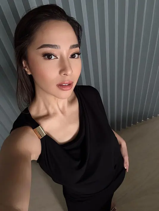 Gaya makeup wet look dari Nikita Willy. Nuansa makeup ini memancarkan aura cantiknya yang luar biasa. [Foto: Instagram/nikitawillyofficial94]