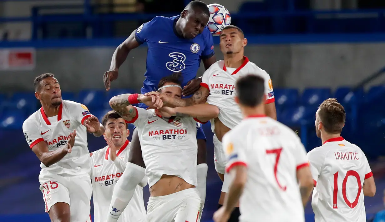 Bek Chelsea, Kurt Zouma melompat untuk menyundul bola saat menjamu Sevilla pada laga perdana Grup E Liga Champions 2020 di Stadion Stamford Bridge, Rabu (21/10/2020) dini hari WIB. Chelsea harus berbagi angka dengan tim tamu Sevilla setelah bermain imbang tanpa gol. (AP Photo/Alastair Grant,Pool)