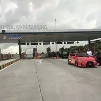 Presiden RI Joko Widodo (Jokowi) akhirnya mencoba mobil listrik Ezzy II besutan mahasiswa Institut Teknologi Sepuluh Nopember (ITS) Surabaya di Gerbang Tol (GT) Warugunung, Selasa (19/12 /2017).(Dian Kurniawan/Liputan6.com)