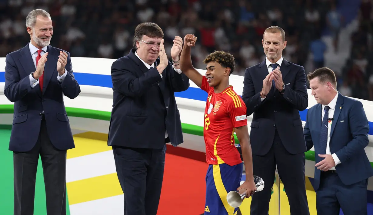 Lamine Yamal Rengkuh Trofi Pemain Muda Terbaik Euro 2024 - Foto