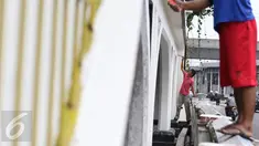 Pekerja sedang menyelesaikan pengecatan pintu air Istiqlal, Jakarta Pusat, Senin (14/11). Pengecatan dilakukan untuk menjaga pintu air yang merupakan salah satu cagar budaya tersebut agar tetap bersih dan terawat. (Liputan6.com/Immanuel Antonius)