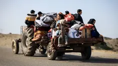 Keluarga-keluarga Palestina yang melarikan diri dari Khan Younis mengendarai traktor bersama barang-barang mereka menuju Rafah, Gaza, Palestina, Kamis (25/1/2024). Ribuan warga Palestina mengungsi dari Kota Khan Younis untuk menghindari pertempuran sengit antara tentara Israel dan pejuang Hamas yang kian intens. (AFP)