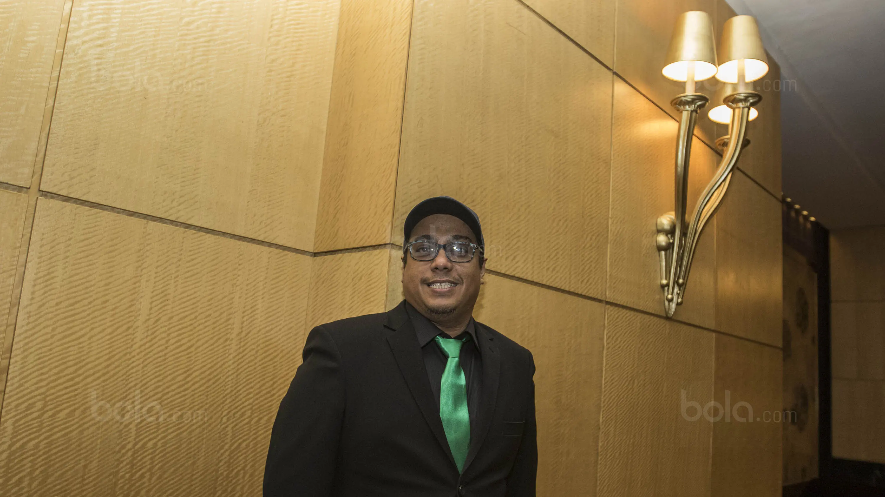 Manajer Persebaya, Chairul Basalamah, saat menghadiri Malam Penghargaan Liga 1 di Hotel Mulia, Jakarta, Jumat (22/12/2017). Acara ini memberi apresiasi kepada sejumlah tokoh sepak bola. (Bola.com/Vitalis Yogi Trisna)