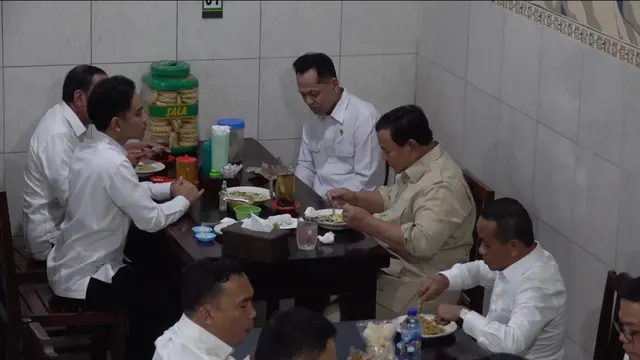 Presiden Prabowo Subianto mampir ke Warung Bakmi Jawa Bu Citro 1 di tengah kunjungan ke Solo, Minggu (20/7/2025).