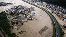 Foto udara memperlihatkan kondisi banjir yang merendam Desa Baiguoshu di Sankou, Kota Huangshan, Provinsi Anhui, China, Senin (6/7/2020). Badan Meteorologi Provinsi Anhui memprediksi banjir bandang berpotensi besar menerjang kota Huangshan, Chizhou, Tongling, dan Anqing. (Xinhua/Shi Yalei)