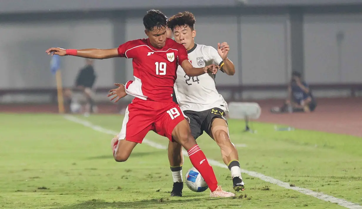 Hasil ini menjadi peningkatan signifikan jika mengacu partai uji coba pertama. Tampak dalam foto, pemain Timnas Indonesia U-17, Sean Rahman Kastor (kiri) berebut bola dengan Kuang Zhaolei (China) dalam laga uji coba di Indomilk Arena, Tangerang, Banten, Rabu (11/2/2026) malam. (Bola.com/Abdul Aziz)