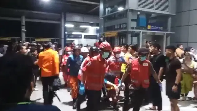 Petugas mengevakuasi korban tabrakan kereta di Bekasi