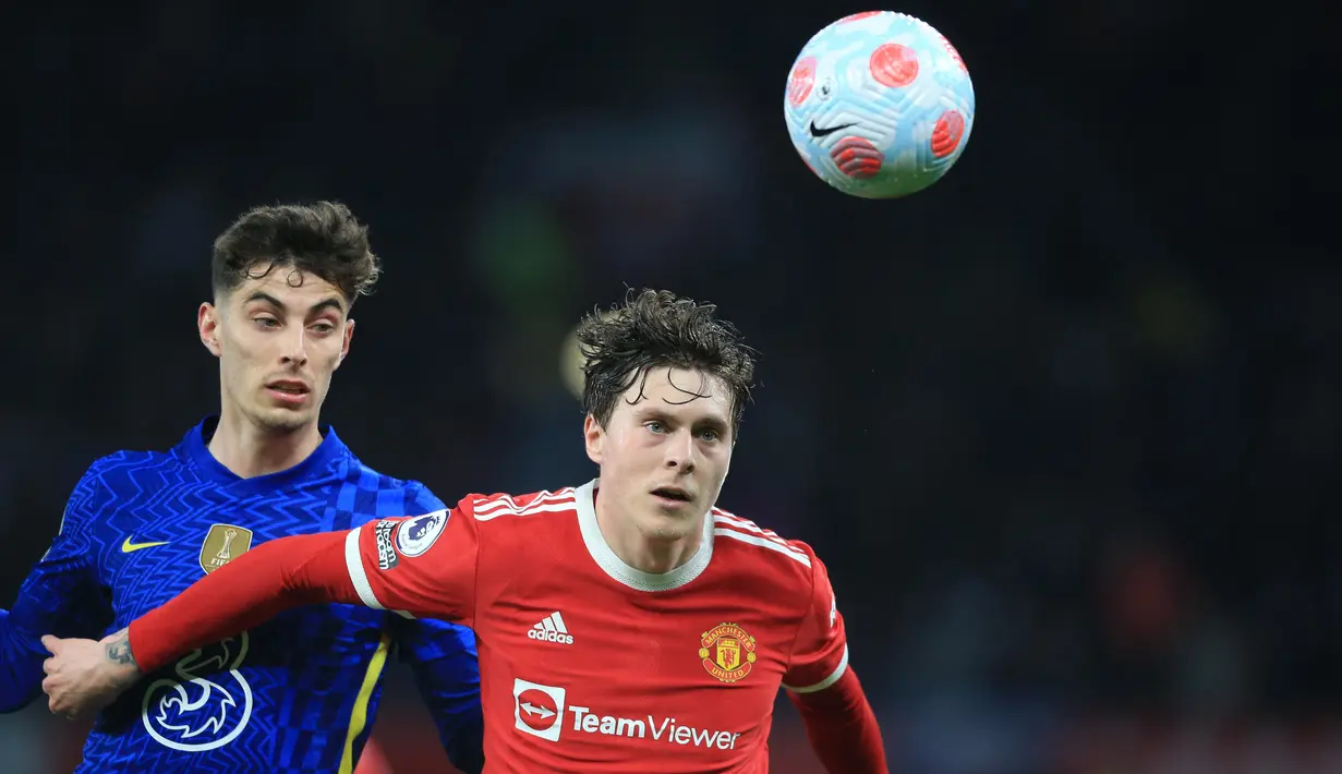 <p>Bek Manchester United Victor Lindelof (kanan) berebut bola dengan gelandang Chelsea Jerman Kai Havertz (kiri) pada lanjutan Liga Inggris 2021/2022 di Old Trafford, Manchester, Jumat (29/4/2022) dini hari WIB. Laga Manchester United vs Chelsea berakhir tanpa pemenang. Kedua tim berakhir sama kuat 1-1. (Lindsey Parnaby / AFP)</p>