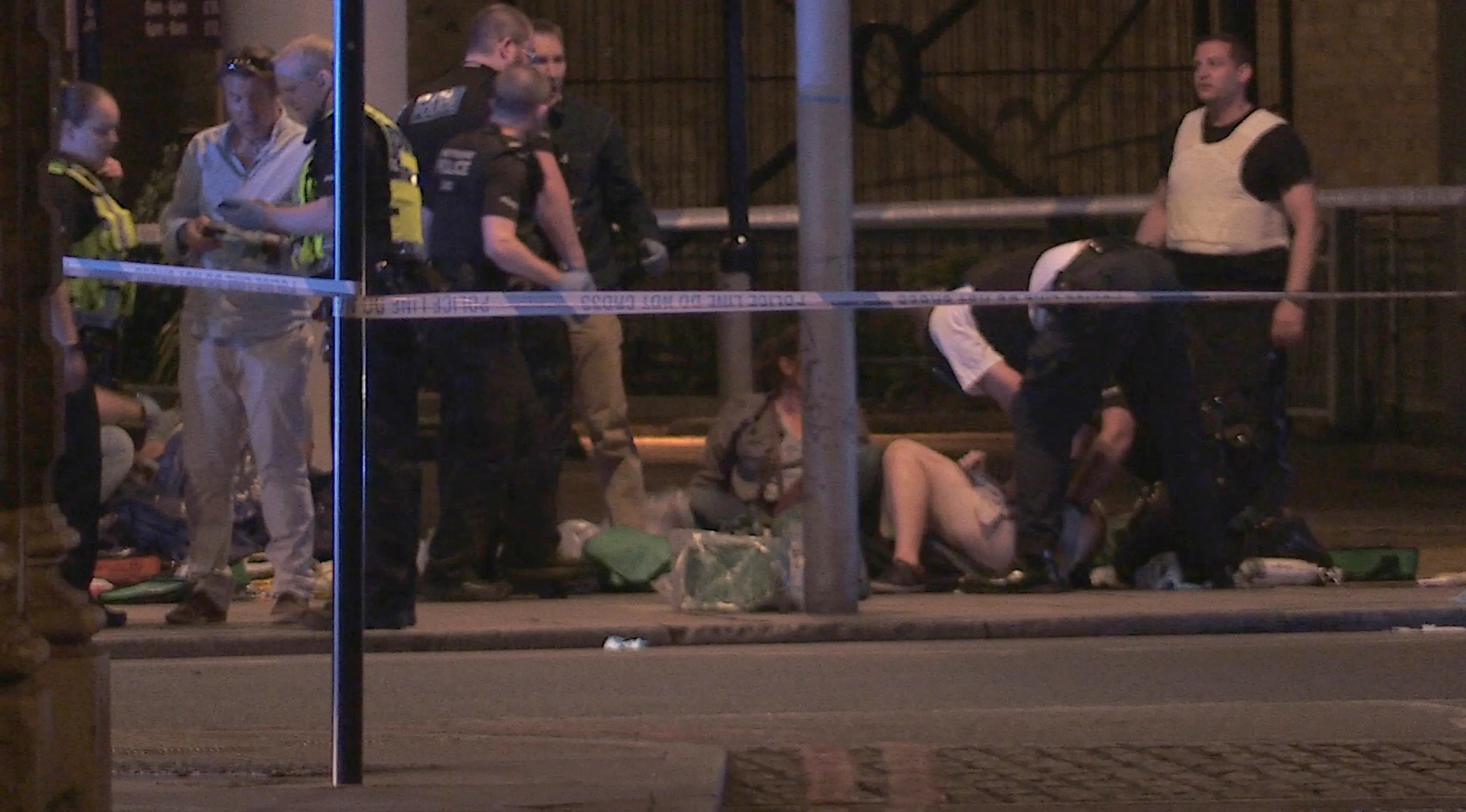 Sejumlah orang yang terluka mendapat tindakan dari tim medis setelah serangan teror di dekat London Bridge, Inggris, Minggu (4/6). Teror terjadi ketika sebuah mobil van menghantam para pejalan kaki yang berada di kawasan itu. (Federica De Caria/PA via AP)