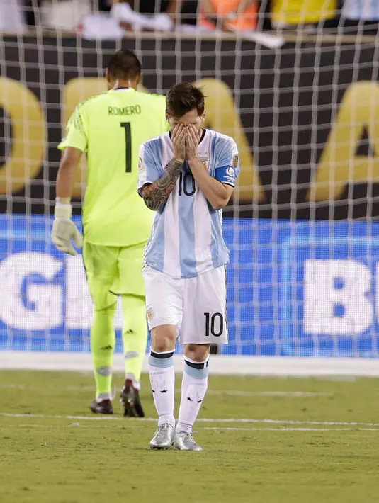 Lionel Messi berjalan menutup wajahnya usai gagal mengeksekusi penalti pada Final Copa America 2016 di MetLife Stadium, AS, Senin (27/6).  Pemain terbaik dunia lima kali ini masih belum bisa memberi gelar kepada negaranya. (Adam Hunger-USA TODAY Sports)