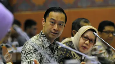 Mendag, Thomas Trikasih Lembong (tengah) menyimak pendapat saat rapat dengar pendapat dengan Komisi VI DPR RI di Kompleks Parlemen, Jakarta, Kamis (26/11/2015). RDP membahas perdagangan gula rafinasi. (Liputan6.com/Helmi Fithriansyah)