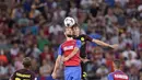 Pemain Manchester City, John Stones berebut bola dengan pemain Steaua Bucharest, Alexandru Tudorie (kiri) pada kualifikasi liga Champions di Stadion National Arena, Bucharest, Romania, Rabu, (17/8/2016) dini hari WIB. (AP/Andreea Alexandru)