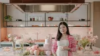Ia terlihat tampil cantik dengan mengenakan gaun putih yang dipadu outer warna pink. Valencia tampak tak bisa menyebunyikan ekspresi terkejut sekaligus senang. [Foto: instagram.com/valenciatanoe]