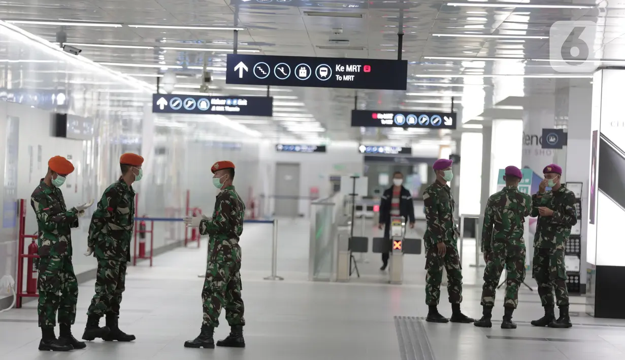 Personil TNI berjaga di Stasiun MRT Bundaraan HI, Jakarta, Selasa (26/5/2020). Pengerahan aparat TNI dan Polri ini akan dilakukan di objek keramaian seperti di tempat lalu lintas masyarakat, mal, pasar tradisional, tempat pariwisata, dan lain-lain. (Liputan6.com/Johan Tallo)
