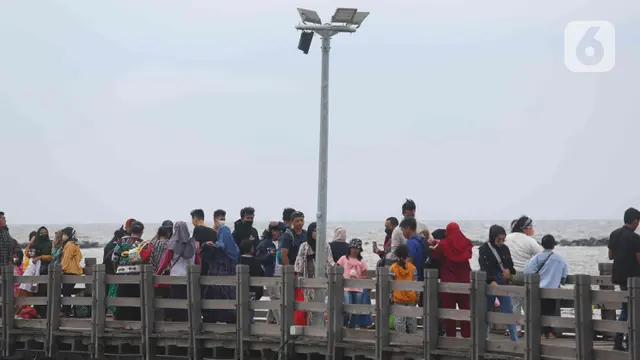 Pantai Ancol Dipadati Wisatawan