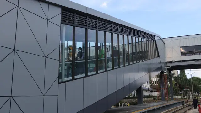 Jembatan modern (sky bridge) membentang dari arah selatan menuju utara di Stasiun Bandung. Skybridge omo sudah diujicoba pada 23 September 2020. (Arie Nugraha/Liputan6.com)