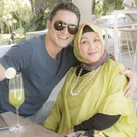 Potret Kebersamaan Indra Bruggman dan Sang Mama. (Sumber: Instagram.com/indrabruggman)