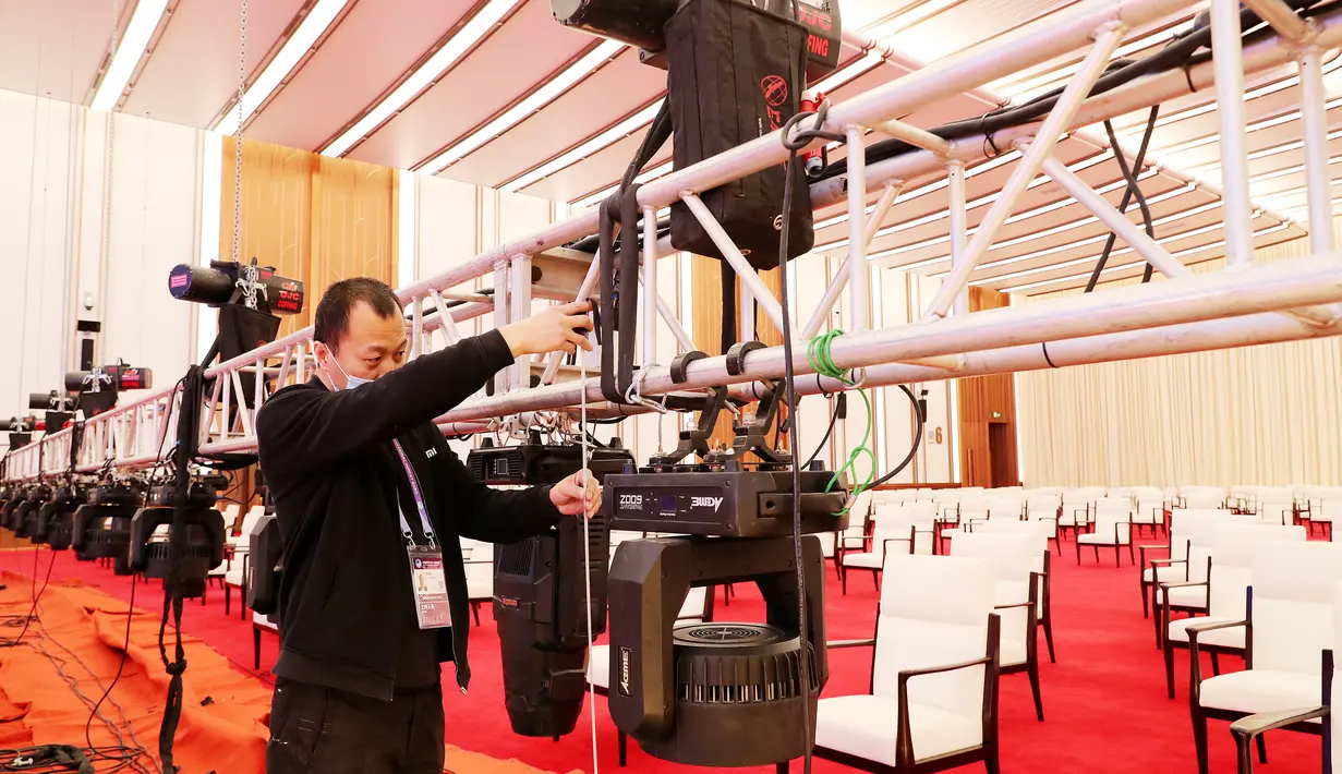 Seorang staf bekerja di aula upacara pembukaan Pameran Impor Internasional China (China International Import Expo/CIIE) ketiga di Shanghai, China timur, pada 23 Oktober 2020. Pameran CIIE ketiga akan dimulai pada 5 November. (Xinhua/Fang Zhe)