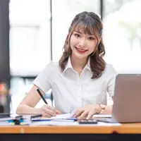 Ilustrasi perempuan pintar matematika/copyrightshutterstock/David Gyung