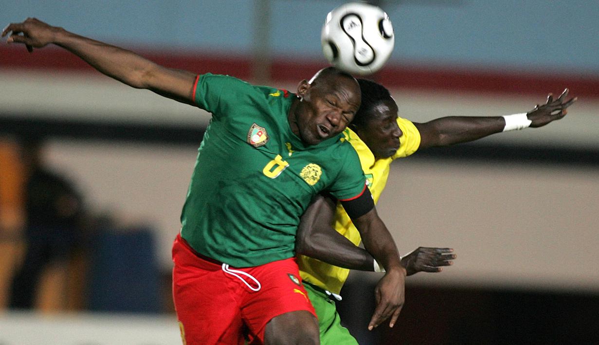 Geremi Njitap (kiri) tercatat telah melakoni 31 kali laga Piala Afrika bersama Kamerun, sejak 1998 hingga 2010. Selama 12 tahun Njitap telah memenangkan dua kali pergelaran tersebut yaitu pada 2000 dan 2002. (AFP/Karim Jafaar)