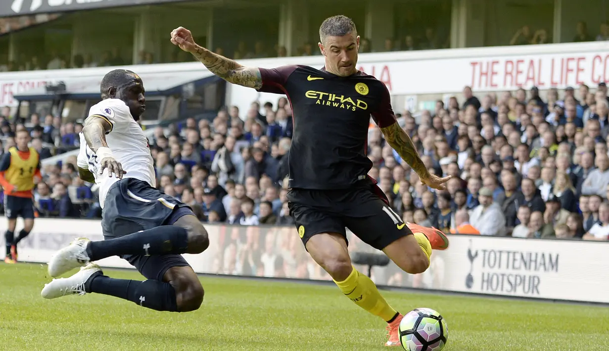 Moussa Sissoko (kiri) saat berebut bola dengan pemain Manchester City, Aleksandar Kolarov pada laga Premier League di White Hart Lane, London (2/10/2016).  (EPA/Will Oliver)