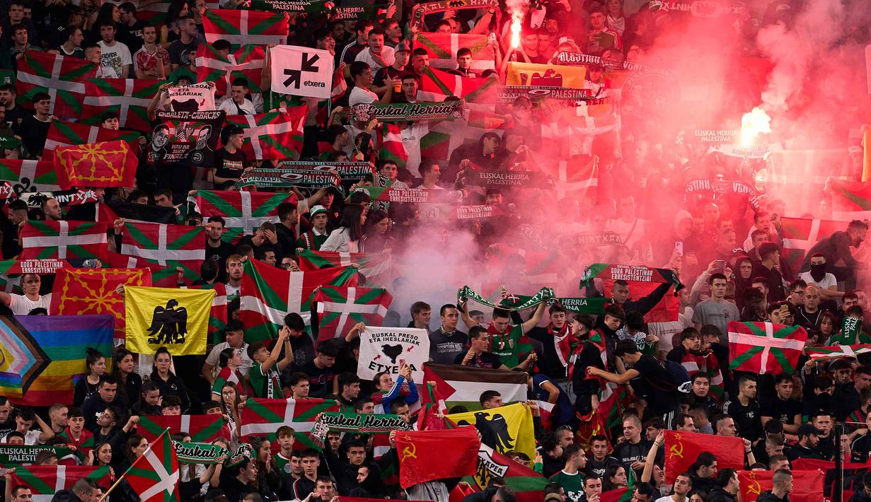 Aksi ini menjadi lanjutan dari gelombang protes besar yang sebelumnya mewarnai Spanyol, terutama sejak serangan militer Israel di Gaza pada Oktober 2023. Tampak dalam foto, para pendukung mengibarkan bendera Palestina dan bendera wilayah Basque Utara selama pertandingan persahabatan antara tim pemain Palestina dan sekelompok pemain Spanyol dari wilayah Basque, yang diadakan sebagai protes terhadap aksi militer Israel di Gaza, di Bilbao, Spanyol, Sabtu 15 November 2025. (AP Photo/Miguel Oses)